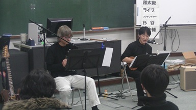 ウクレレ演奏の様子